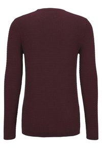 Burgunderfarbener Pullover mit strukturiertem Strickmuster, langen Ärmeln und rundem Halsausschnitt. Keine sichtbaren Marken oder Akzente.