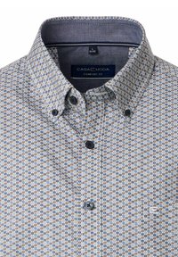 Langarm button-down overhemd met een blauw en bruin geometrisch patroon, met een knoopkraag en het Casa Moda comfort fit label aan de binnenkant.