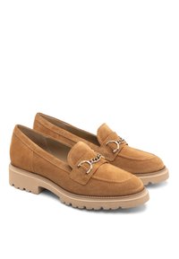Tanowe zamszowe mokasyny z gumową podeszwą, z dekoracyjnym akcentem w postaci łańcucha na cholewce oraz zaokrąglonym czubkiem.