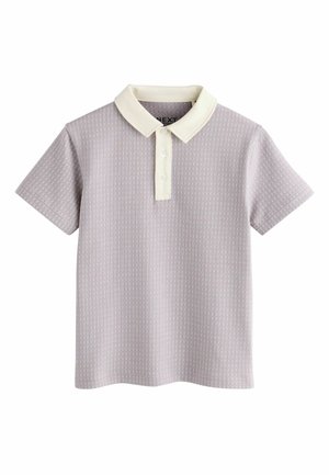 Tricou polo cu mâneci scurte de culoare violet deschis, cu un model texturat de pătrate mici și guler alb contrastant, precum și fenta pentru nasturi.