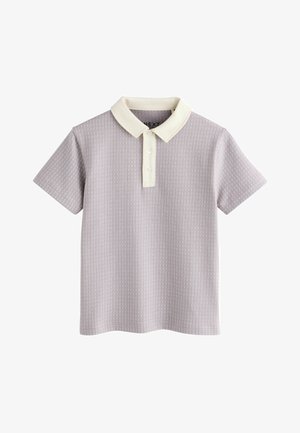 Polo à manches courtes de couleur violet clair avec un motif texturé de petits carrés et un col blanc contrastant ainsi que une patte de boutonnage blanche.