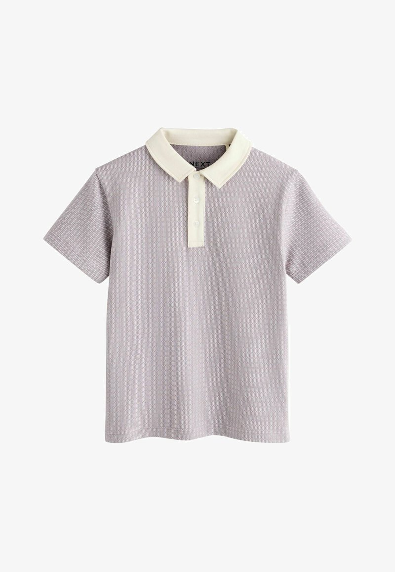 Polo à manches courtes de couleur violet clair avec un motif texturé de petits carrés et un col blanc contrastant ainsi que une patte de boutonnage blanche.