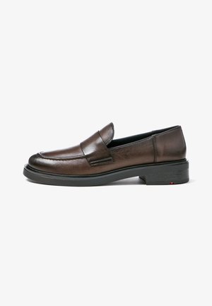 Mocassin pour homme en cuir marron avec semelle noire, petit talon et détail de bride sur le dessus, présenté en profil latéral sur fond blanc.