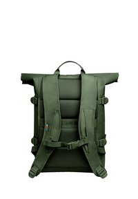 Zelený rolovací batoh s polstrovanými popruhy, síťovaným zádovým panelem, nastavitelnými sponami a výraznou značkovou etiketou na spodní straně.