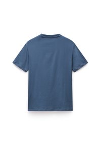 Camiseta de algodón azul con mangas cortas, cuello redondo y una textura suave. Sin patrones ni diseños; la vista trasera muestra un corte simple.