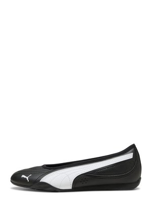 Zapato plano tipo bailarina negro con logo blanco de Puma y franja lateral blanca, tacón bajo y acabado liso y elegante de cuero.