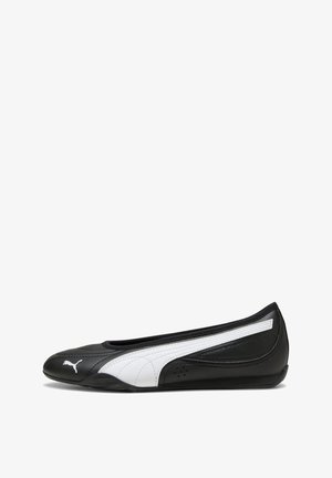 Zapato plano tipo bailarina negro con logo blanco de Puma y franja lateral blanca, tacón bajo y acabado liso y elegante de cuero.