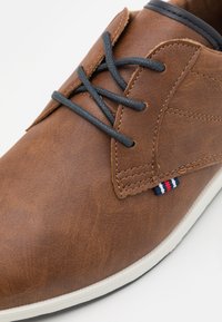 Pier One by Zalando Casual lace-ups - cognac/white