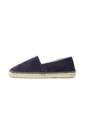 Espadrilles in camoscio blu navy con design slip-on, suola in corda di juta e dettagli cuciti. Profilo basso e texture liscia.