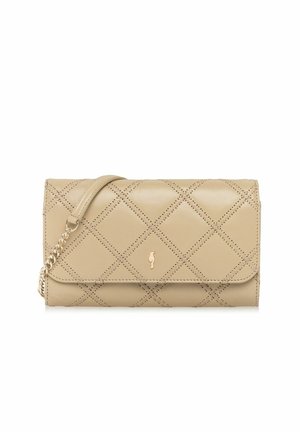 Beżowa skórzana kopertówka z przeszyciami w kształcie diamentów, małą złotą emblematem ptaka i złotym łańcuszkiem na białym tle.