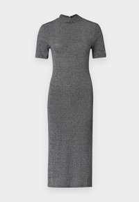 Šedé žebrované úpletové šaty s vysokým výstřihem a krátkými rukávy, charakterizované těsným siluetou a délku po kolena.