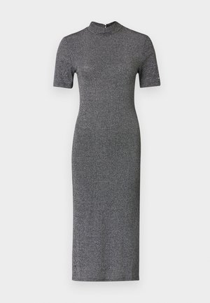 Γκρι ριβέ πλεκτό φόρεμα με ψηλό γιακά και κοντά μανίκια, που διαθέτει εφαρμοστή σιλουέτα και μήκος μέχρι το γόνατο.