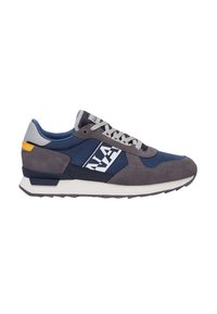 Sneaker blu navy e grigia con tomaia in suede e tessuto, suola intermedia bianca e un accento giallo sul tallone. Logo audace sul lato.