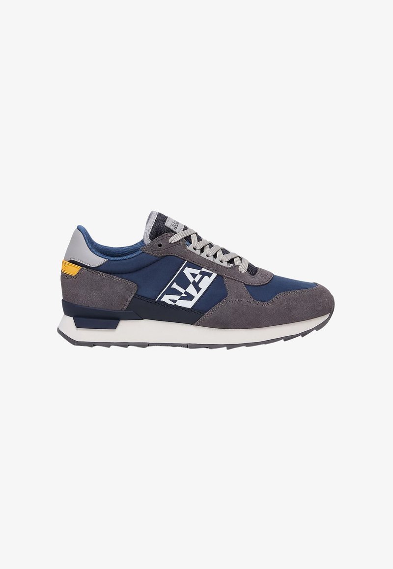 Sneaker blu navy e grigia con tomaia in suede e tessuto, suola intermedia bianca e un accento giallo sul tallone. Logo audace sul lato.