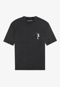 Schwarzes Baumwoll-T-Shirt mit kurzen Ärmeln, das ein weiß gesticktes Fischdesign auf der linken Brust zeigt. Leicht ausgebleichter Look.