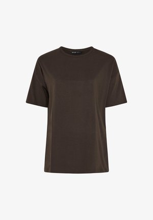 T-shirt marron foncé à manches courtes, col rond, coupe décontractée avec une petite étiquette de la marque à l'intérieur du col.