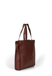Borsa a tracolla in pelle marrone con una superficie texture, dotata di due lunghe maniglie e una tasca con zip laterale per ulteriore spazio di archiviazione.