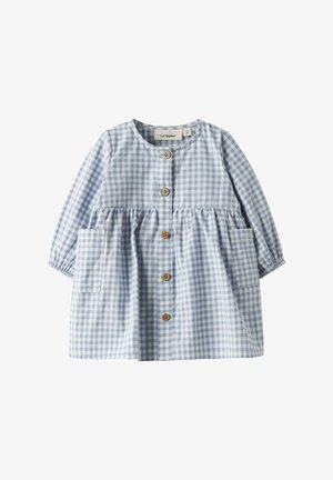 Svijetloplava i bijela haljina na karo uzorak s dugim rukavima, okruglim izrezom, prednjim gumbima i dva džepa. Ima drvene gumbe i skupljeni pojas.