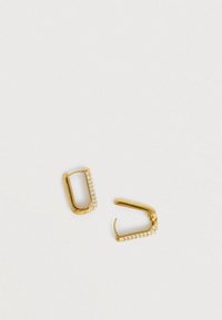 Kruhové náušnice ve zlatém provedení se čtvercovým tvarem, zdobené průhlednými kamínky podél jedné strany. Hladký povrch, design s kloubovým uzávěrem.