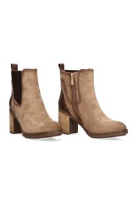 Botas de tobillo de ante marrón con cremallera lateral, tacones gruesos de madera y paneles elásticos. Textura suave y diseño de puntera redonda.