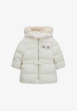 Giacca invernale imbottita bianca con cappuccio in pelliccia sintetica, zip centrale e fiocco decorativo in vita. Presenta il logo "GUESS" ricamato multicolore.