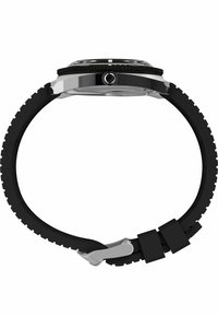 Bracelet de montre en caoutchouc noir avec finition texturée, boîtier en acier inoxydable argenté et lunette noire proéminente. Équipé d'une fermeture à boucle sécurisée.