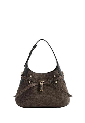 Borsa marrone testurizzata con tracolla nera regolabile, cinturino decorativo e fibbia dorata sul davanti.