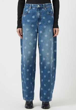 Jeans di denim a gamba larga con lavaggio blu e grandi pois azzurri, cinque tasche e chiusura frontale con bottoni.