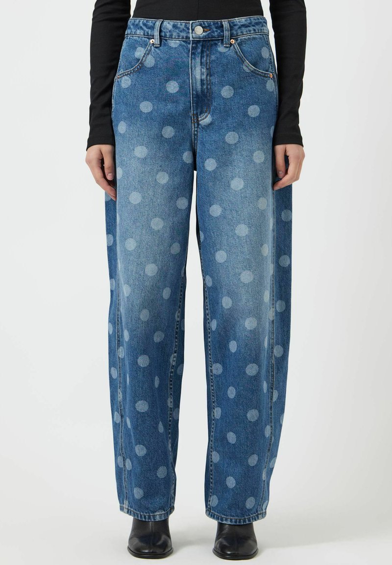 Džíny s širokými nohavicemi z denimu, modrý odstín s velkými světle modrými puntíky, pět kapes a zapínání na knoflíky vpředu.