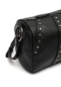 Borsa a tracolla in pelle nera con borchie argento lungo il lato, texture liscia, forma arrotondata e chiusura con zip con un accento in argento.