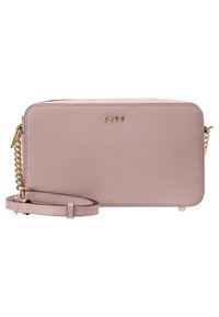 Borsa a tracolla rettangolare in pelle rosa chiaro con logo DKNY dorato, dettaglio della catenella dorata e tracolla in pelle regolabile.