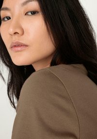 hessnatur Langarmshirt - camel
