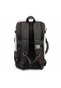 Mochila con tela negra, acentos grises, correas ajustables, detalles de costura roja y un bolsillo lateral de malla para almacenamiento.