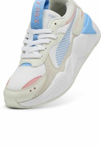 Vita sneakers med mesh- och mockamaterial, med rosa, blå och grå accenter. Designen inkluderar texturerade paneler och en vadderad tunga.