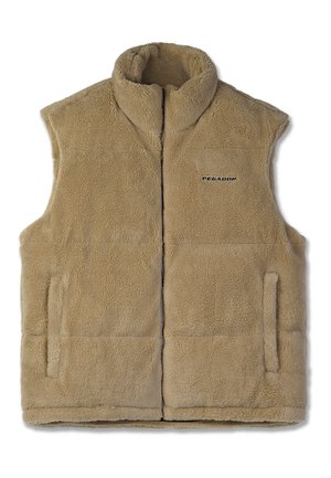 Chaleco de forro polar beige con cuello alto, cremallera frontal y dos bolsillos laterales. Presenta el logotipo de la marca "PEGADOR" en negro en el lado izquierdo del pecho.