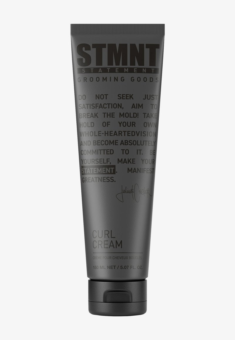 Svart, pressbar tub av lockkräm med vit text. Har en matt finish, rund kapsyl och präglad signatur. 150 ml kapacitet.