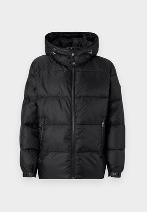 Chaqueta puffer negra con capucha, diseño acolchado, cierre frontal con cremallera y bolsillos laterales. Presenta herrajes en tono plateado y puños elásticos.