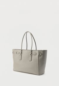 Bolso tote de cuero gris con dos asas delgadas y costuras mínimas, mostrado sobre un fondo blanco liso.