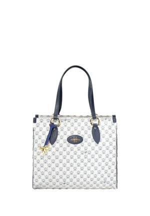 Biała torba na ramię z niebieskim logo w wzór, ciemnoniebieskimi uchwytami, złotymi elementami metalowymi oraz małym niebieskim wstążkowym zawieszkiem ze złotymi akcentami.