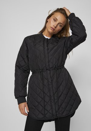 Veste noire matelassée avec une taille cintrée, un col rond et des manches longues. Présente des coutures diagonales et des poignets élastiques.