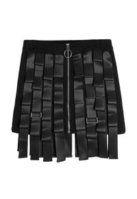 Mini falda negra con cierre de cremallera, confeccionada en una tela suave, con amplias tiras de cinta de satén dispuestas en un patrón en capas.