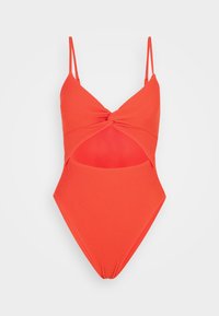 Maillot de bain une pièce rouge à nervures avec un devant torsadé, des bretelles réglables et une découpe à la taille. Texture lisse et jambes à décolleté haut.