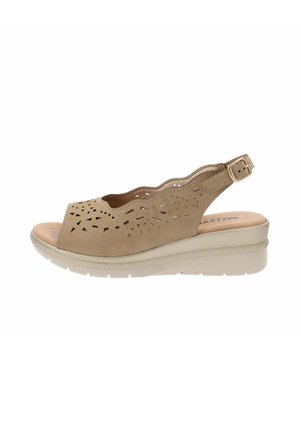 Sandal con zeppa beige caratterizzato da un design con tomaia a tagli, cinturino regolabile sul retro, texture liscia e suola imbottita di colore chiaro.