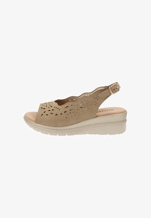 Sandal con zeppa beige caratterizzato da un design con tomaia a tagli, cinturino regolabile sul retro, texture liscia e suola imbottita di colore chiaro.