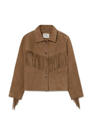 Braune Wildlederjacke mit Kragen, Knopfleiste und Fransenverzierung über Brust und Ärmelsäumen, flach auf weißem Hintergrund ausgelegt.