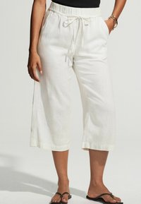 Fehér vászon cropped nadrág, rugalmas derékkal és húzózsinórral, sima felülettel és széles lábakkal.