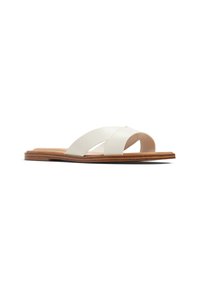 Hvide læder slidesandaler med to krydsede stropper, brunt tekstureret sål og åbent tådesign. Flad, minimalistisk form med let polstring.