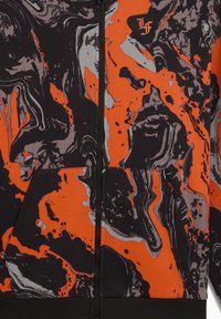Hættetrøje med et abstrakt marmor mønster i sort, orange og grå. Inkluderer lynlås og frontlommer. Lavet af blødt stof.