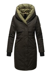 Vadderad kappa med en mörkgrön utsida, en oversize huva i ljusgrön, diagonala sömmar och knäppningar fram och vid ärmarna.