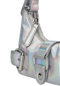 Holografische zilveren schoudertas met een ritssluiting, een gladde textuur, een verstelbare strap en zilveren hardwareaccents.